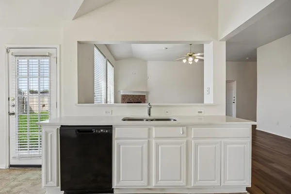 $2,300 | 1914 Lennox Lane, Arlington, TX 76018