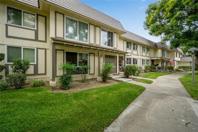 a view of a yard in front of a building