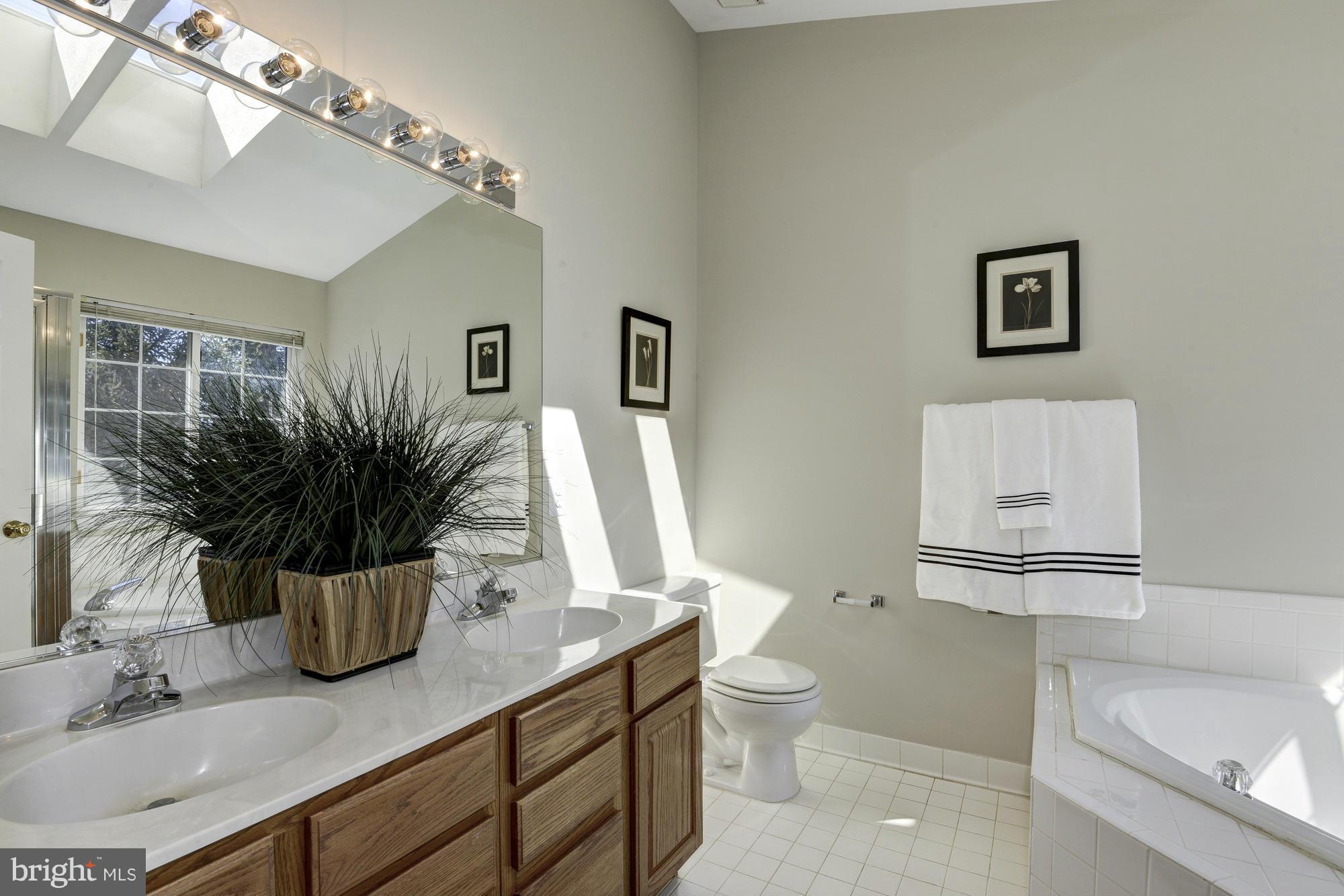 2827 Roesh Way Vienna, VA 22181 - Photo 22 of 30 Bath (Master)