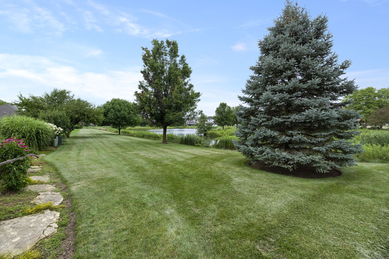 877 Elm Street Sugar Grove, IL 60554 - Photo 33 of 38 a view of an outdoor space with a garden