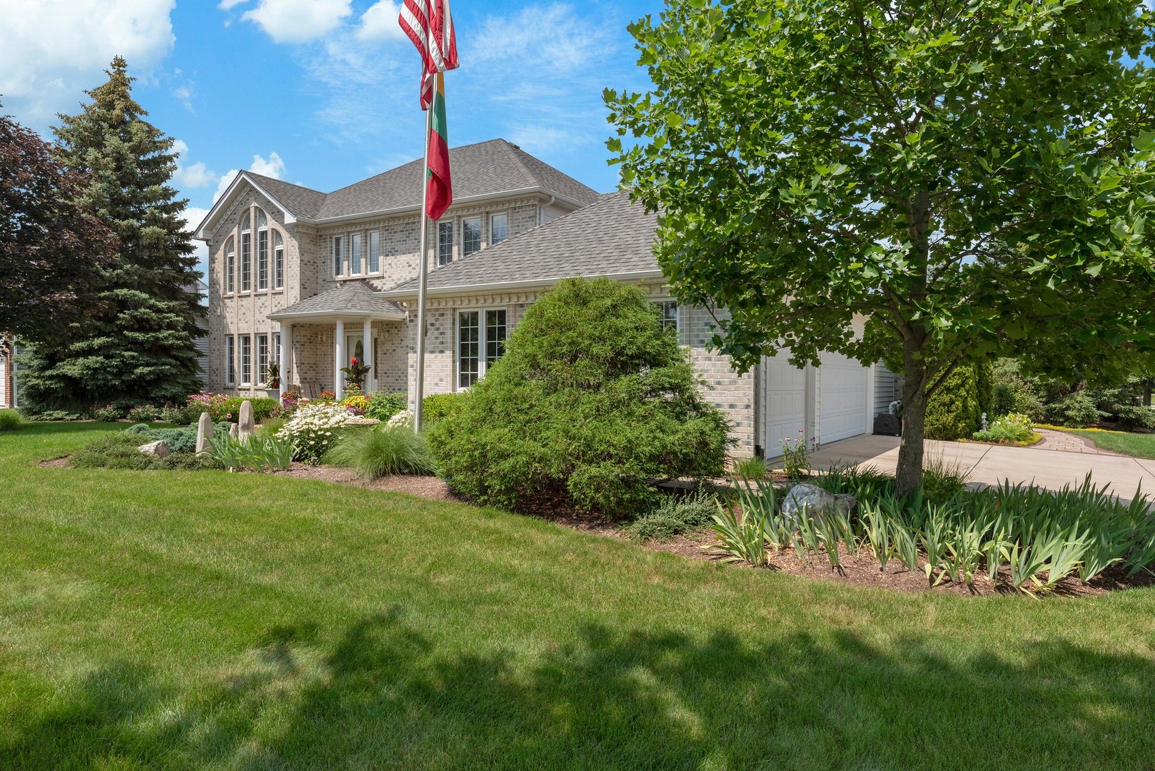 877 Elm Street Sugar Grove, IL 60554 - Photo 38 of 38 a front view of a house with a garden