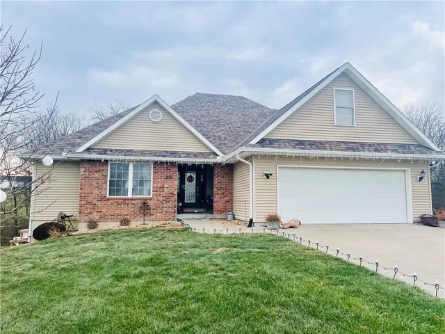 $425,000 | 810 Arrowhead Circle, Maryville, MO 64468