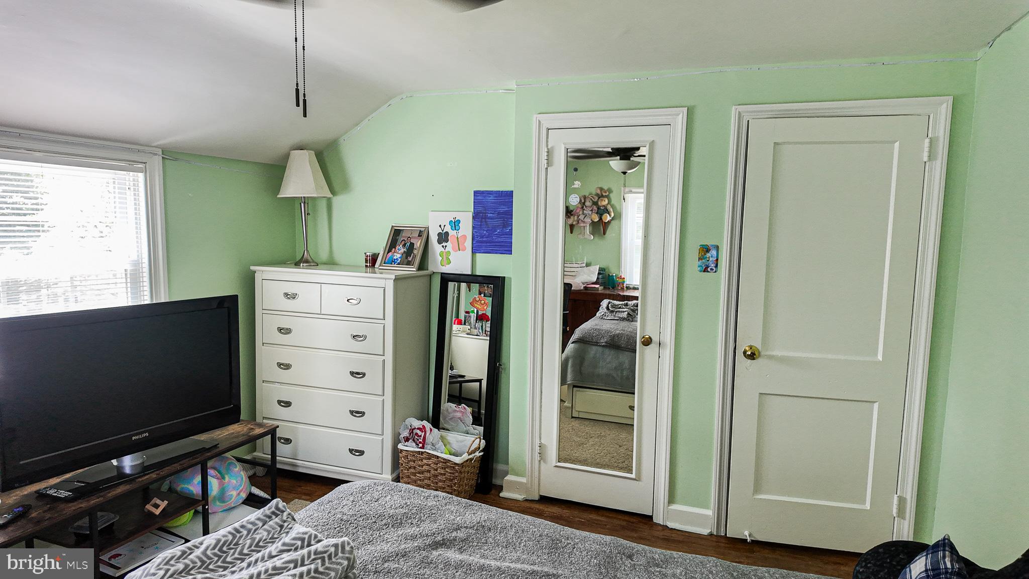 1287 Huntingdon Road Abington, PA 19001 - Photo 21 of 38 a view of a bedroom with workspace and mirror