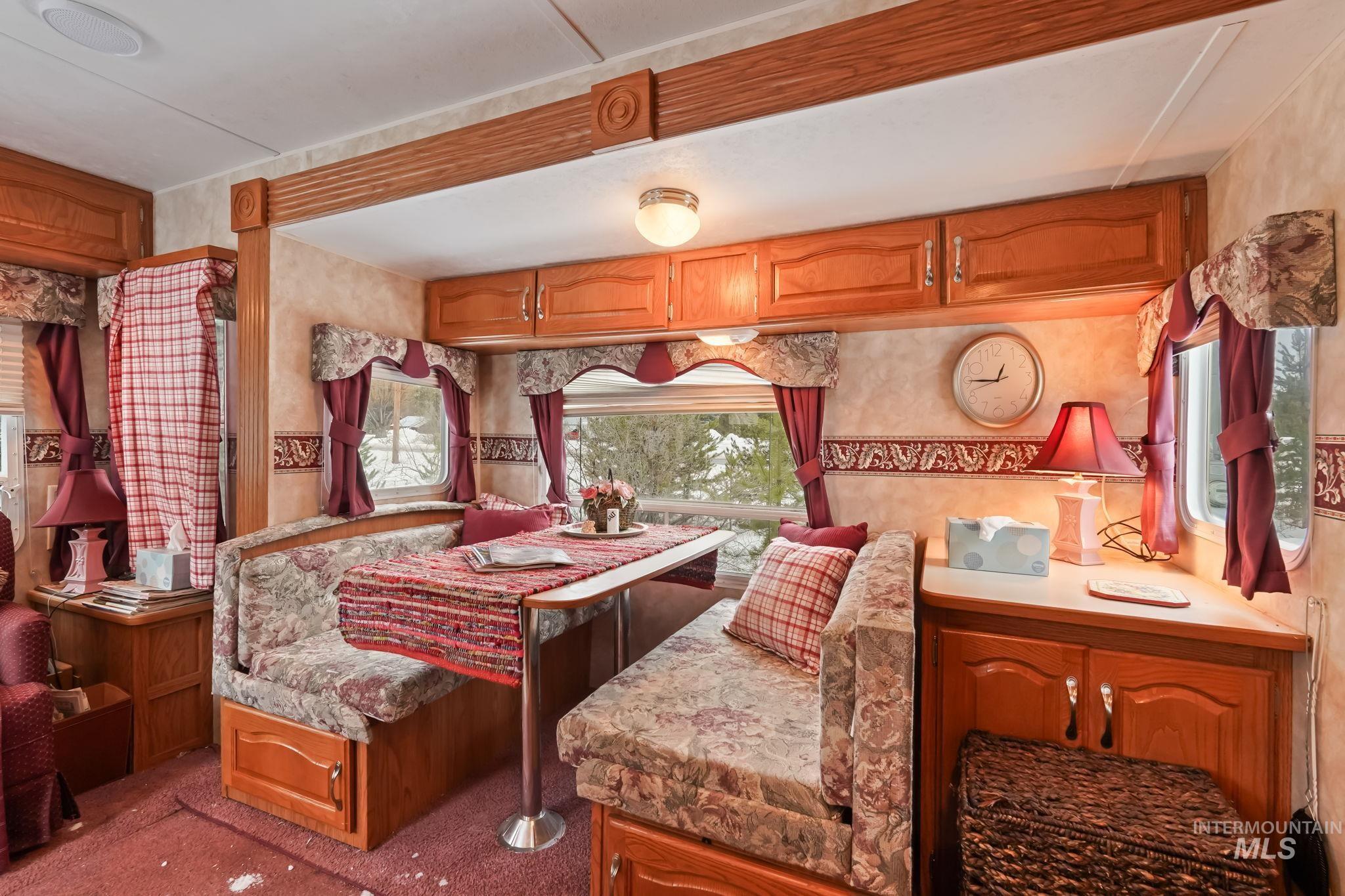 881 West Roseberry Road Donnelly, ID 83615 - Photo 19 of 24 Sitting room with carpet floors