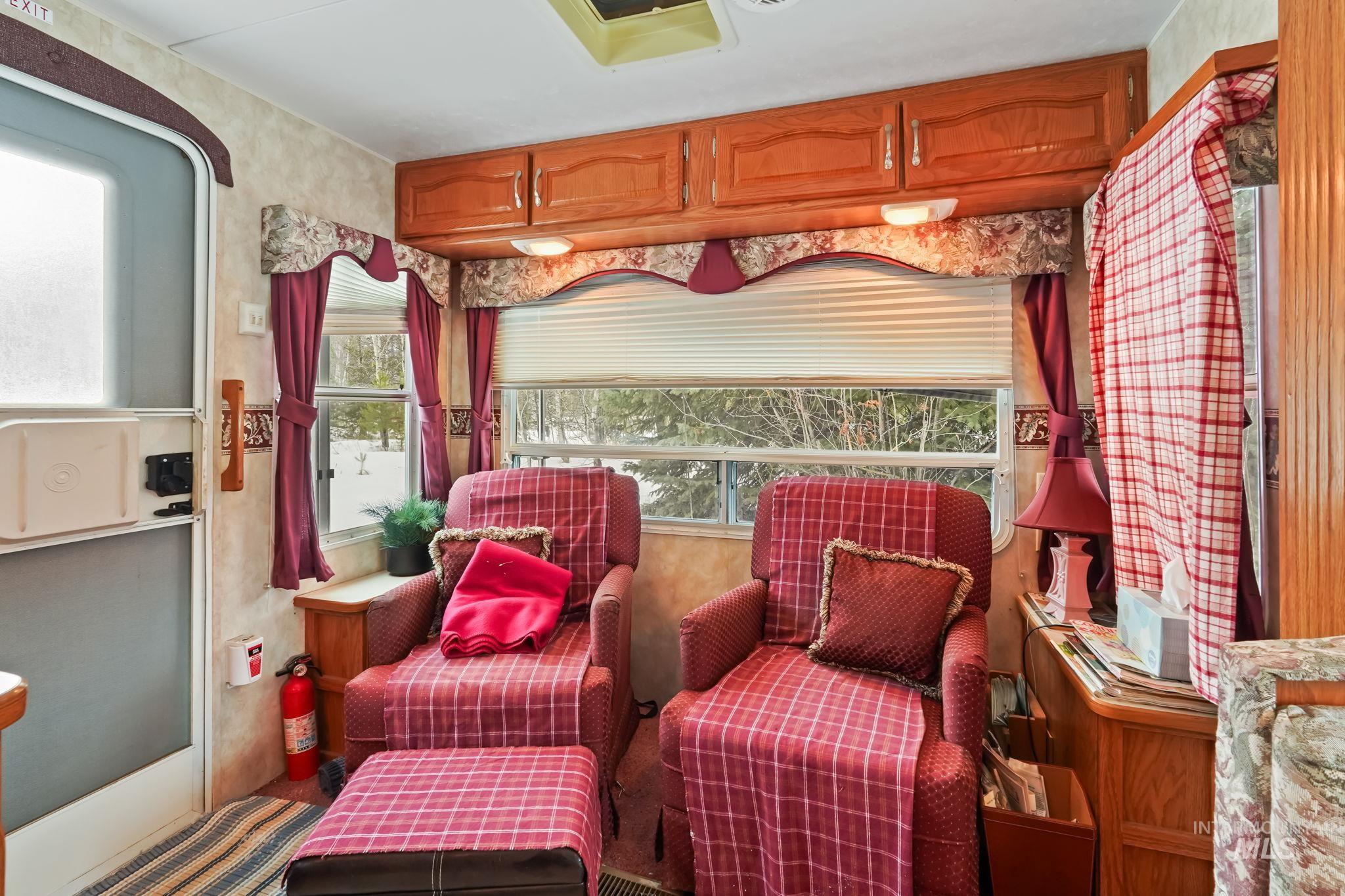 881 West Roseberry Road Donnelly, ID 83615 - Photo 20 of 24 View of living area