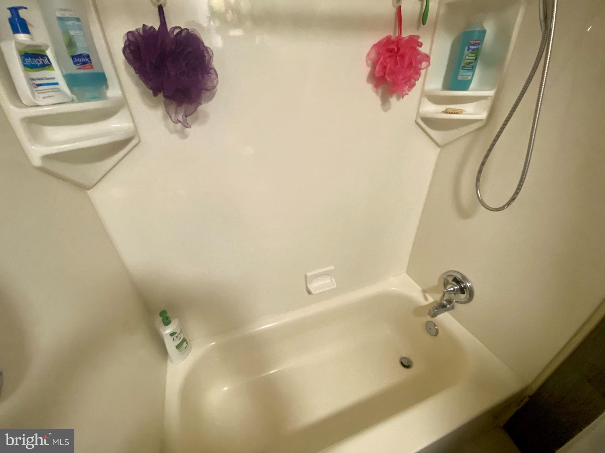 10821 Heflin Road Philadelphia, PA 19154 - Photo 14 of 27 Tub surround