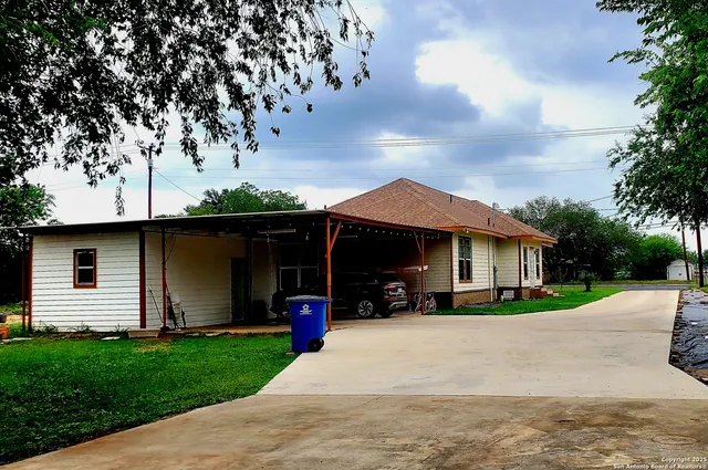 $279,900 | 1121 North Oak Street, Pearsall, TX 78061