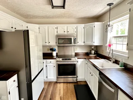 $389,900 | 330 Hollowview Drive, Noblesville, IN 46060