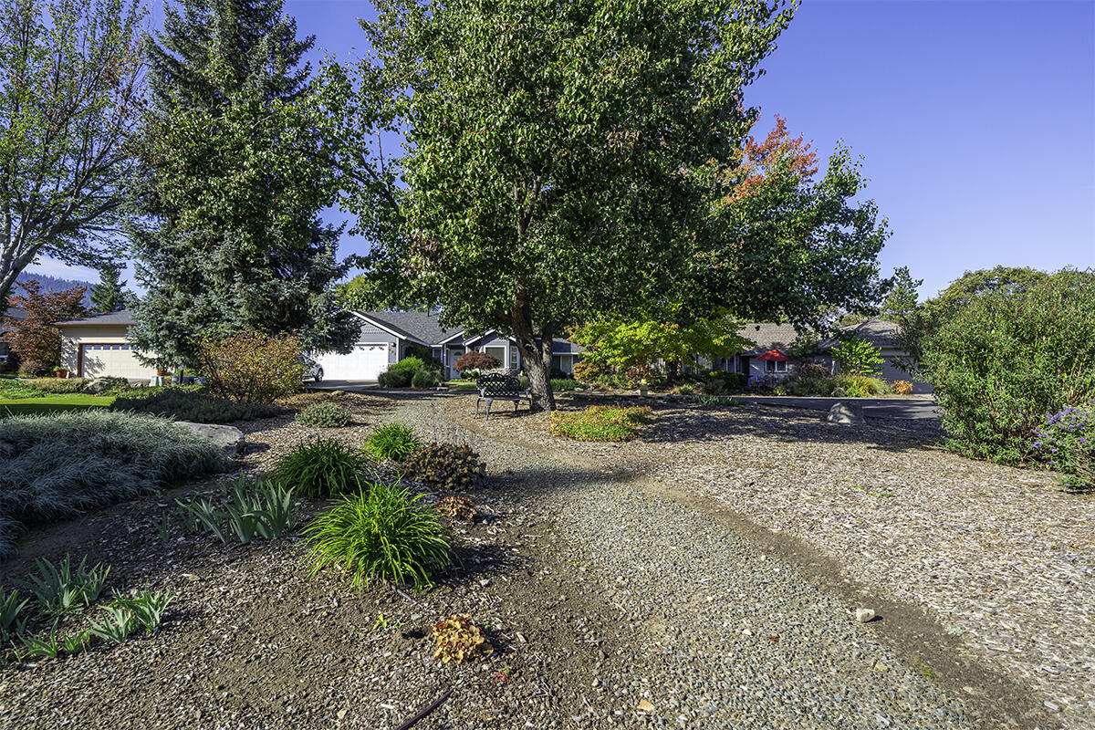 938 Cypress Point Loop Ashland, OR 97520 - Photo 13 of 35