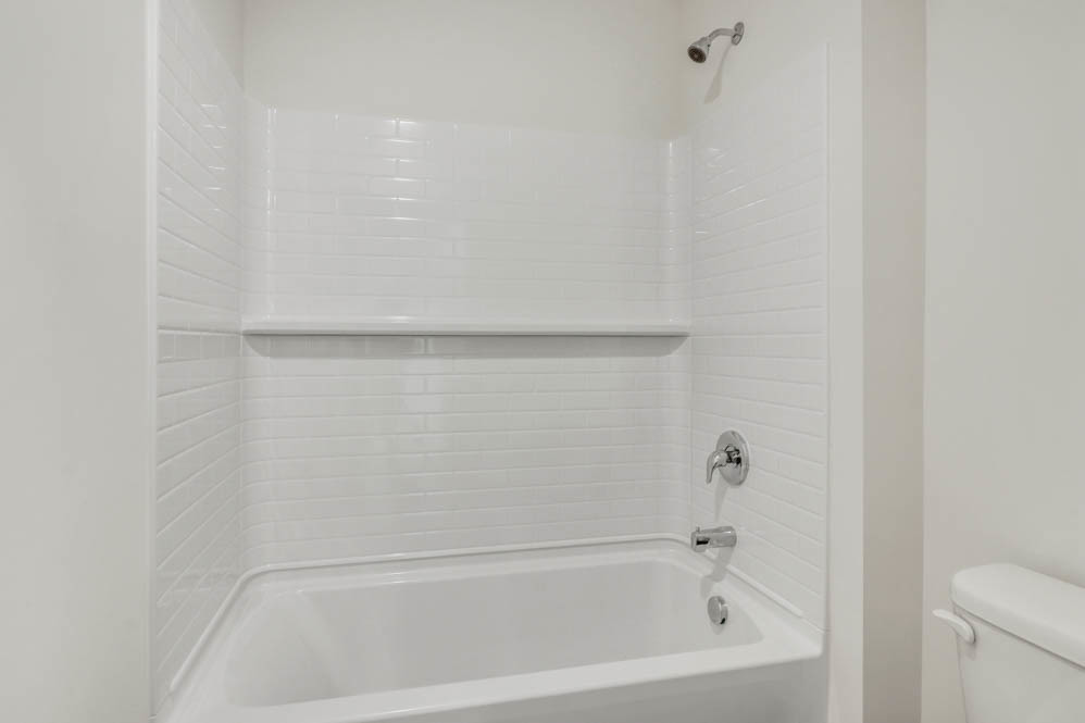 313 Snowdrop Lane Elgin, IL 60124 - Photo 15 of 61 a bathroom with a bathtub