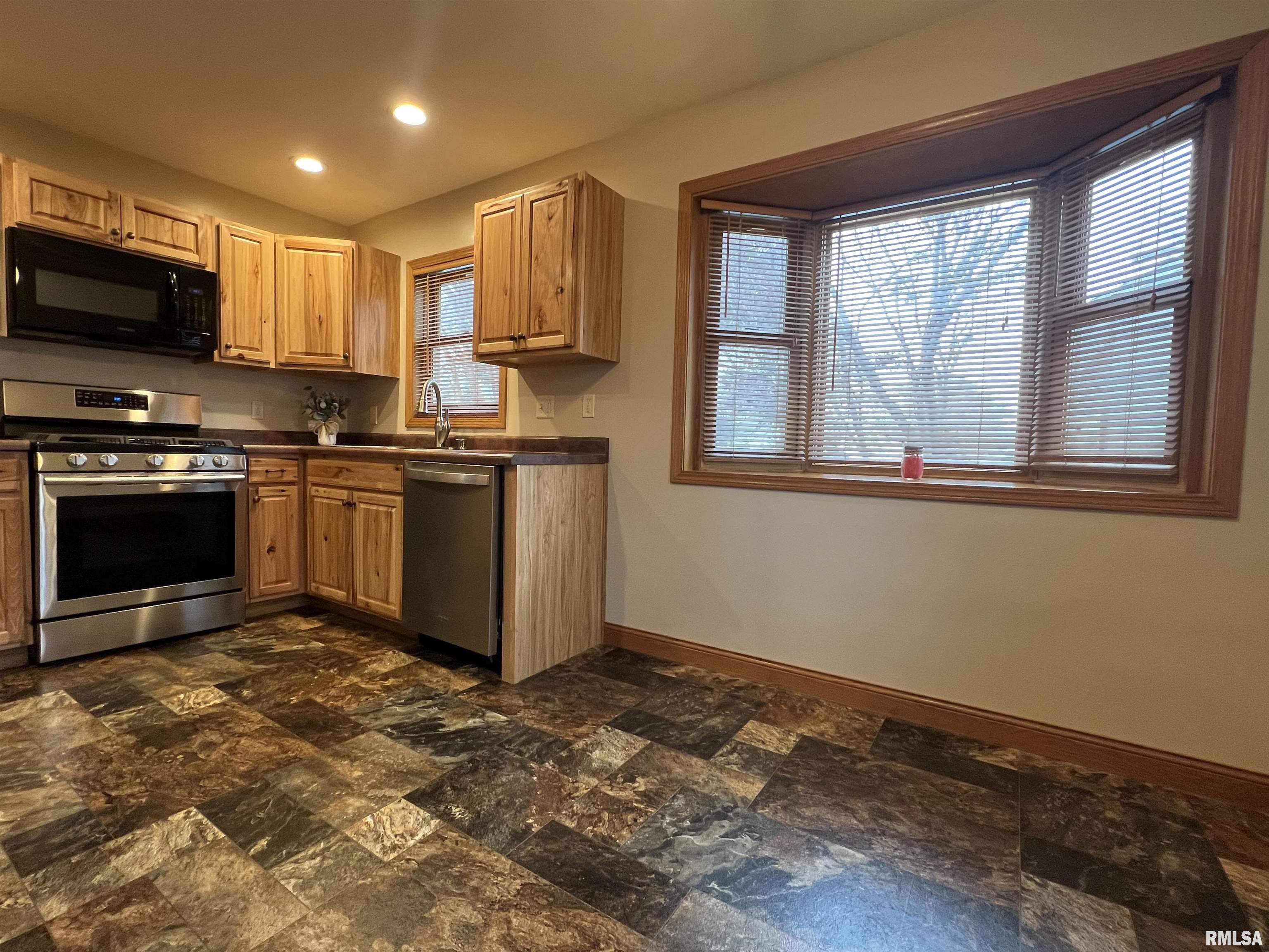 1801 Clay Drive Galesburg, IL 61401 - Photo 11 of 38