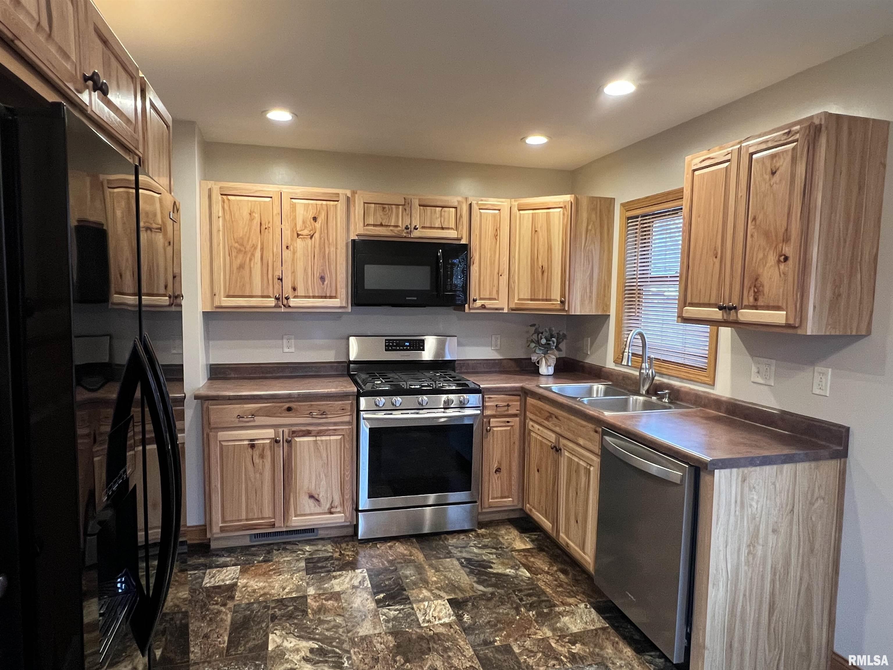 1801 Clay Drive Galesburg, IL 61401 - Photo 6 of 38