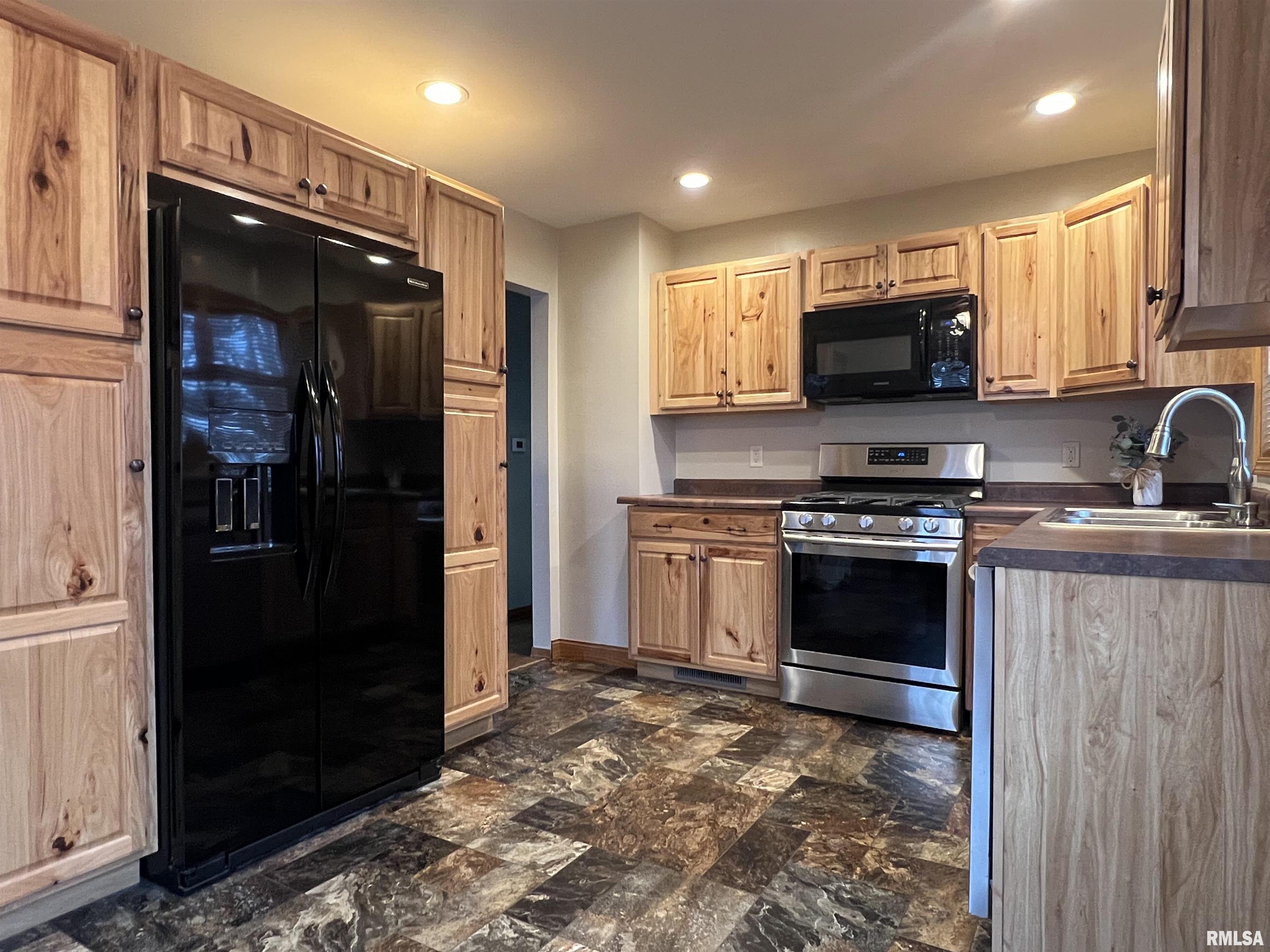 1801 Clay Drive Galesburg, IL 61401 - Photo 7 of 38