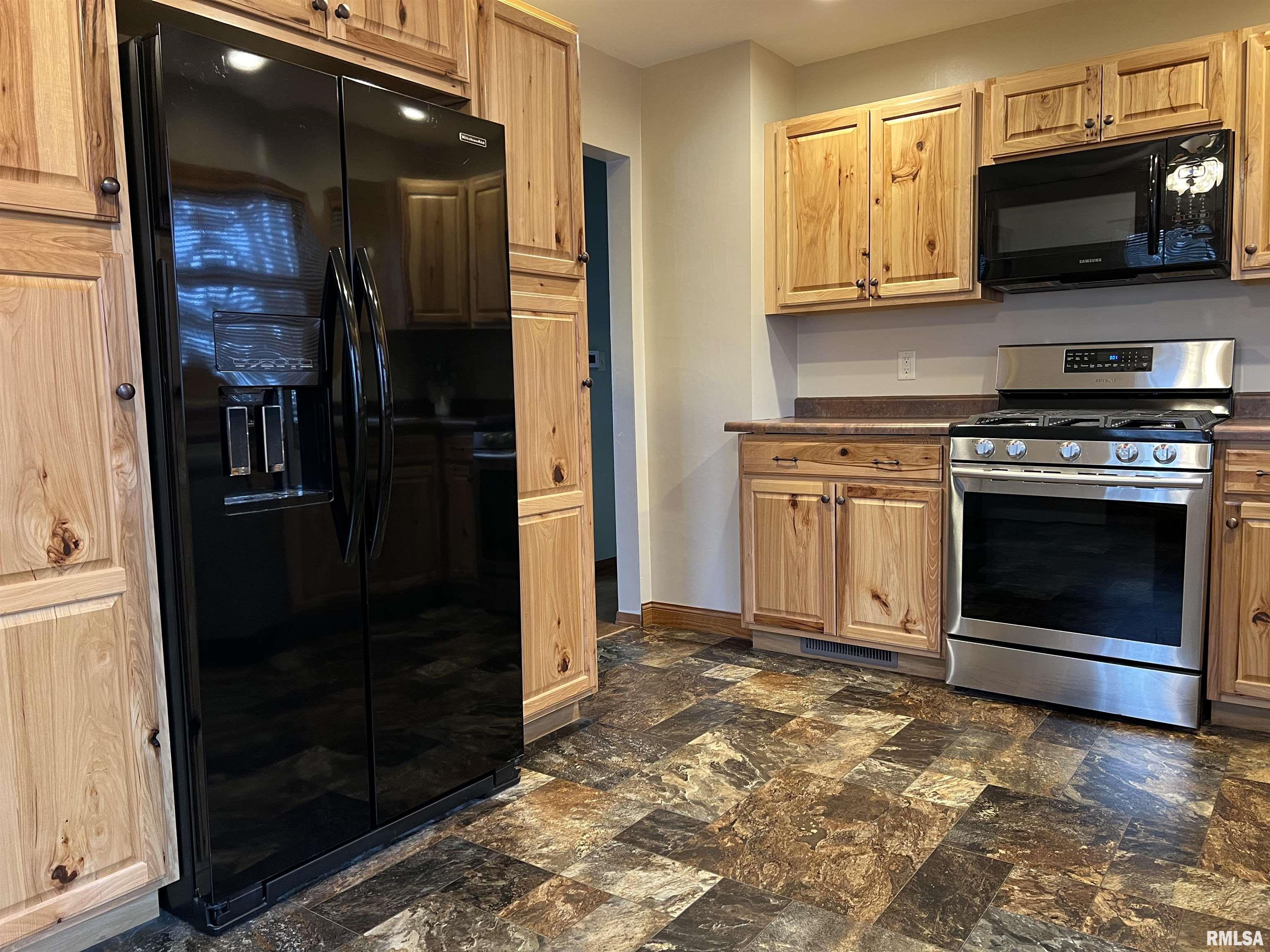 1801 Clay Drive Galesburg, IL 61401 - Photo 8 of 38