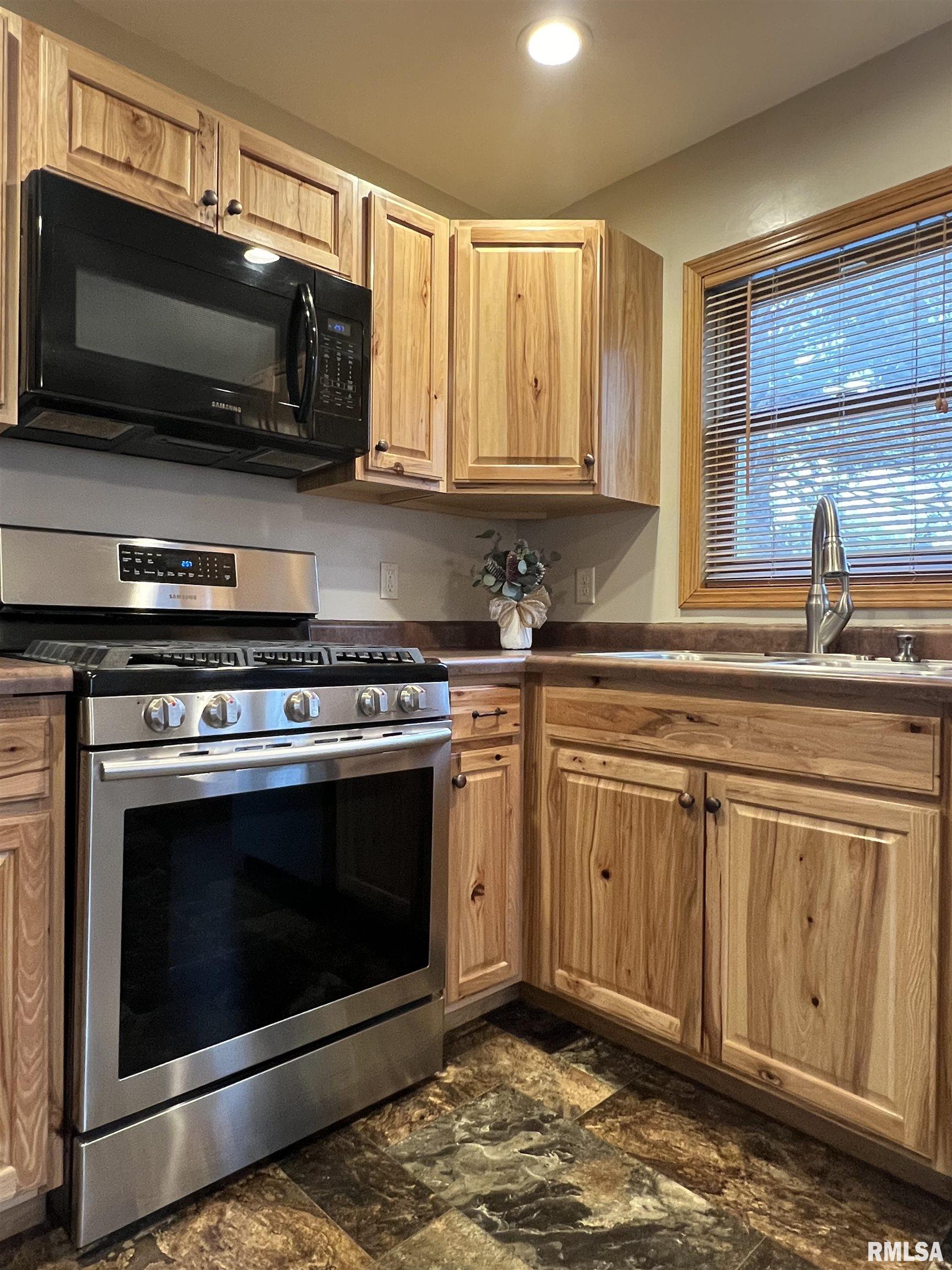 1801 Clay Drive Galesburg, IL 61401 - Photo 9 of 38