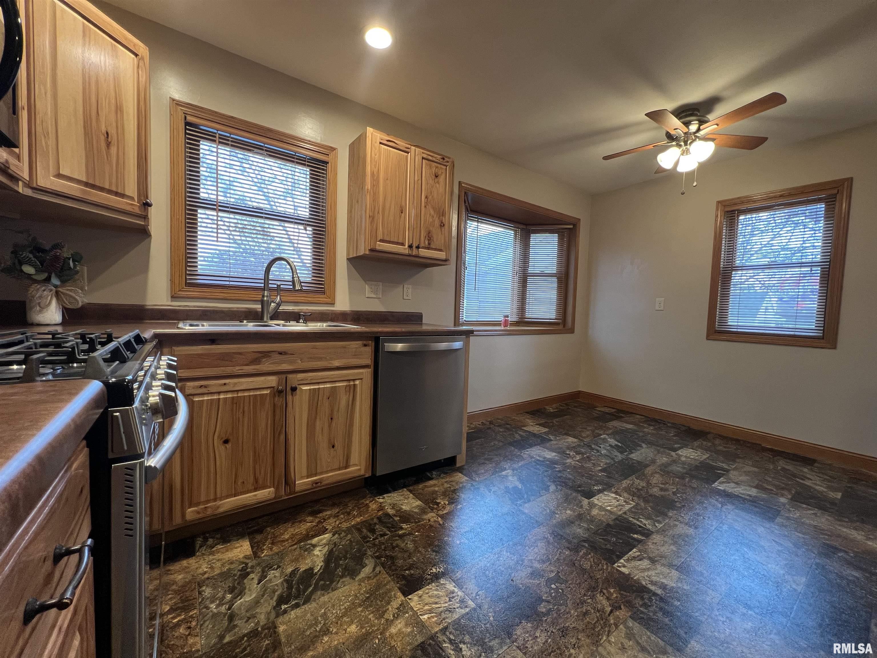 1801 Clay Drive Galesburg, IL 61401 - Photo 10 of 38