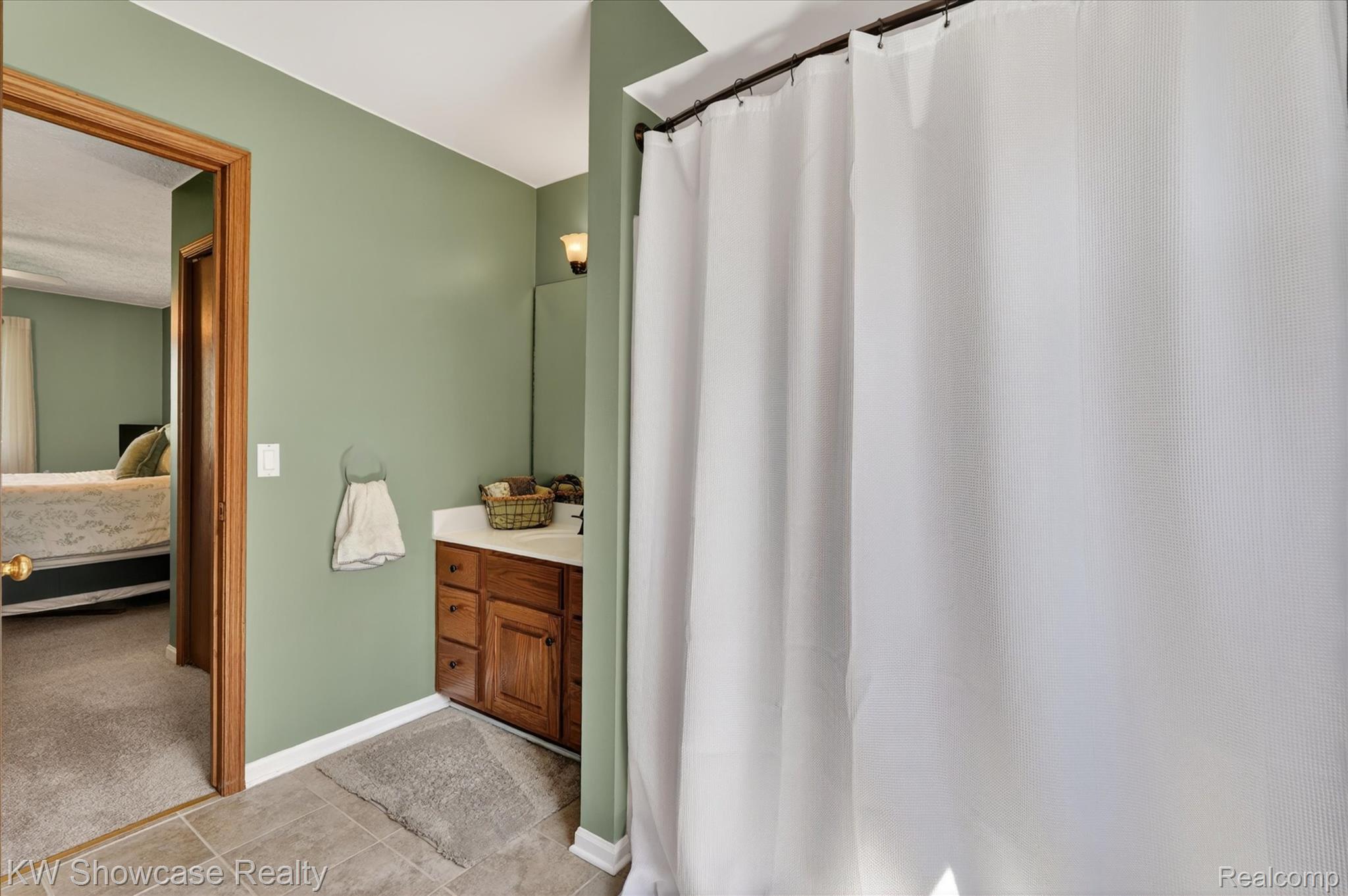6626 Ridgeview Drive Clarkston, MI 48346 - Photo 23 of 35 Large bathrooms are a theme for this condo.