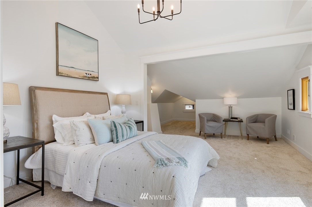 1614 Oakes Avenue Everett, WA 98201 - Photo 15 of 26 a bedroom with a bed and lamp