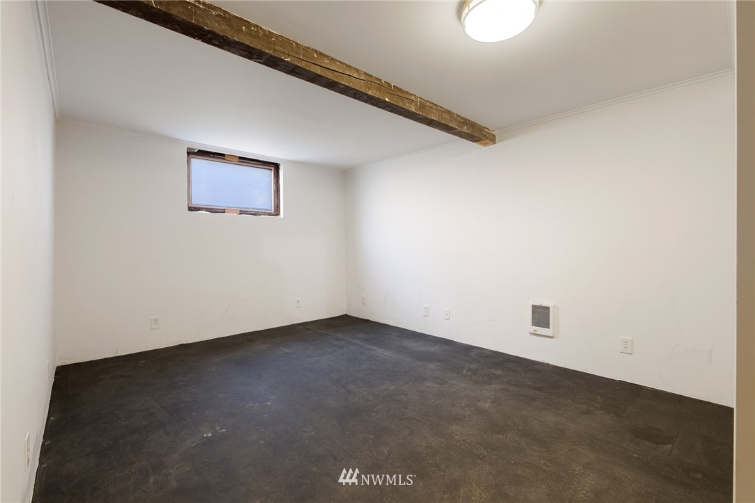 1614 Oakes Avenue Everett, WA 98201 - Photo 20 of 26 an empty room with a workbench