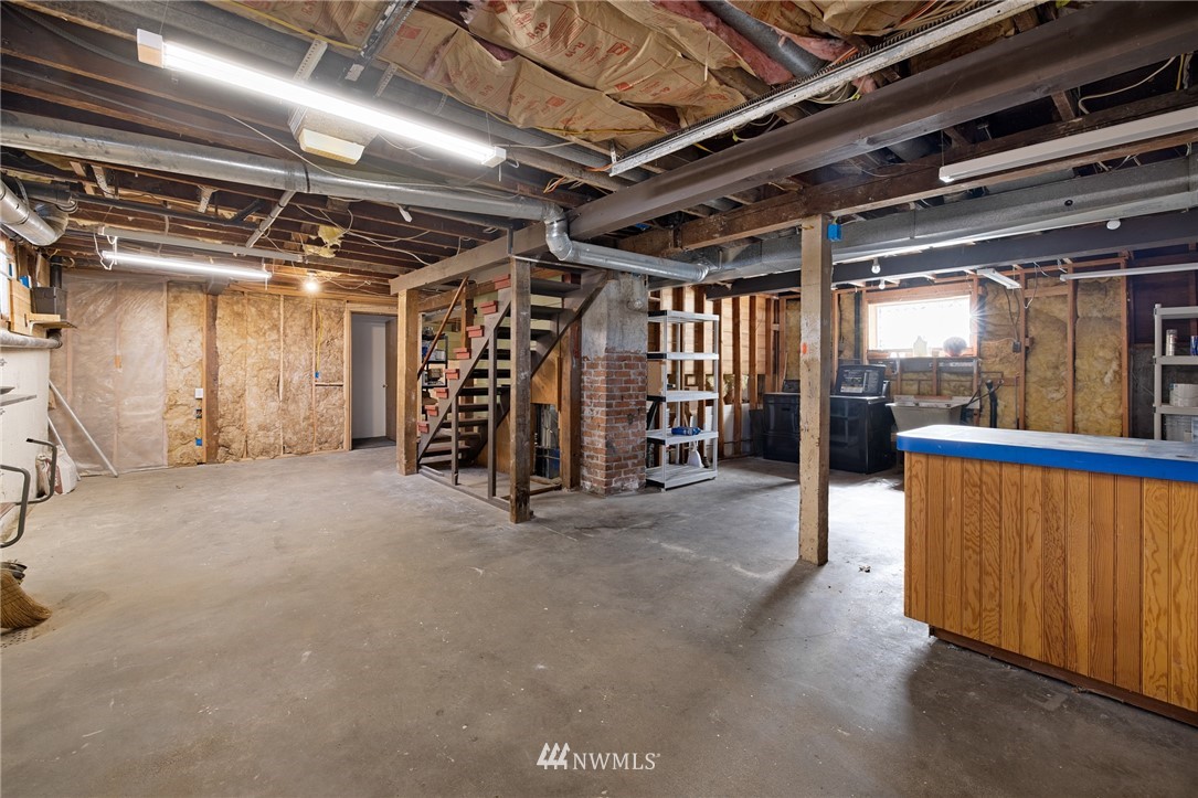 1614 Oakes Avenue Everett, WA 98201 - Photo 21 of 26 a view of water heater room with glass door