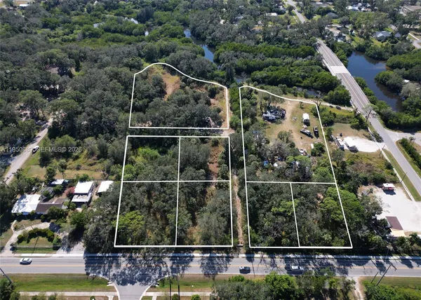 an aerial view of a yard