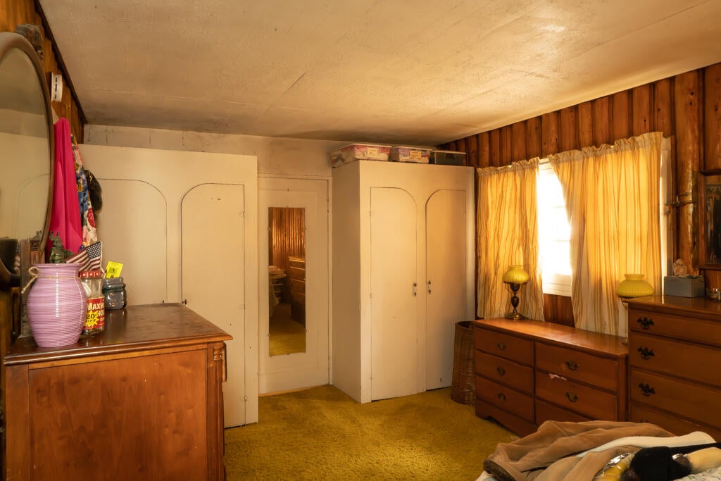 4609 Reeves Creek Road Selma, OR 97538 - Photo 9 of 35 Primary Bed. facing bathroom