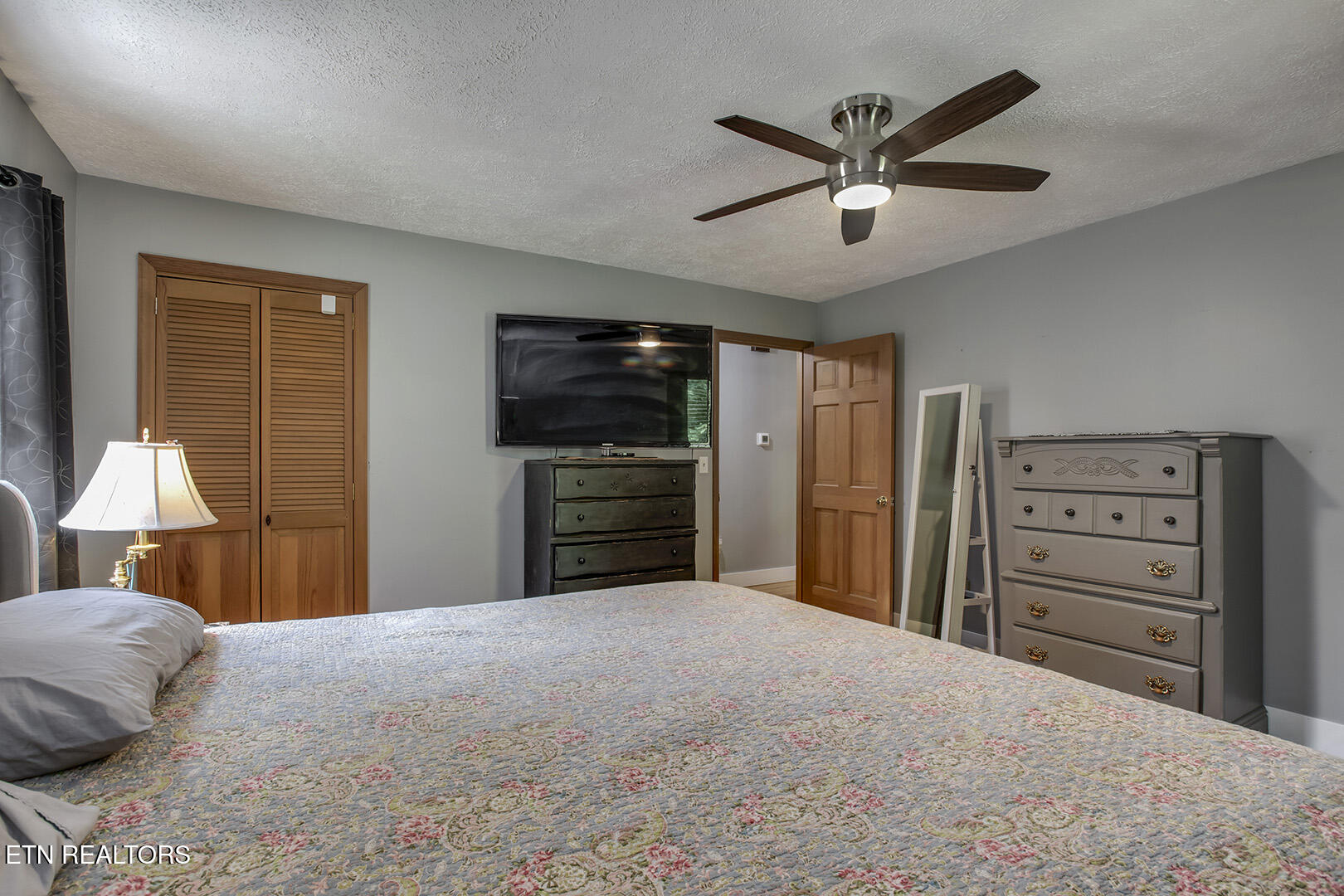 132 Morris Road Kingston, TN 37763 - Photo 23 of 60 23_MorrisLane_132_MasterBedroom02