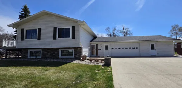 $349,900 | 925 Riverview Drive, Valley City, ND 58072