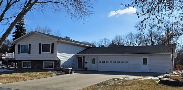 $359,900 | 925 Riverview Drive, Valley City, ND 58072