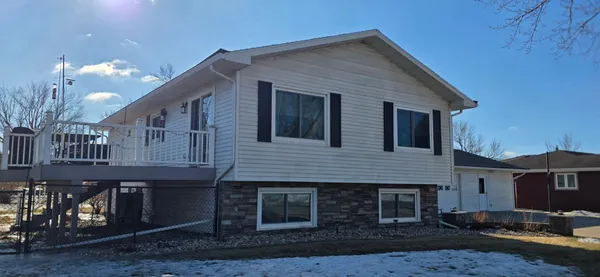 $359,900 | 925 Riverview Drive, Valley City, ND 58072