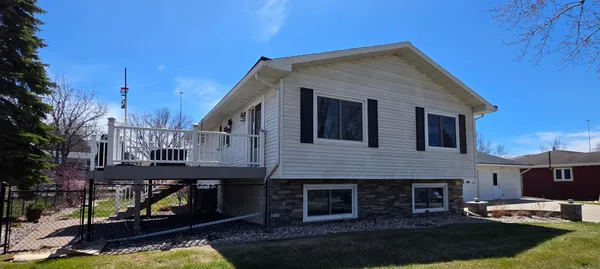 $349,900 | 925 Riverview Drive, Valley City, ND 58072