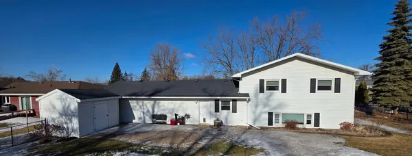 $359,900 | 925 Riverview Drive, Valley City, ND 58072