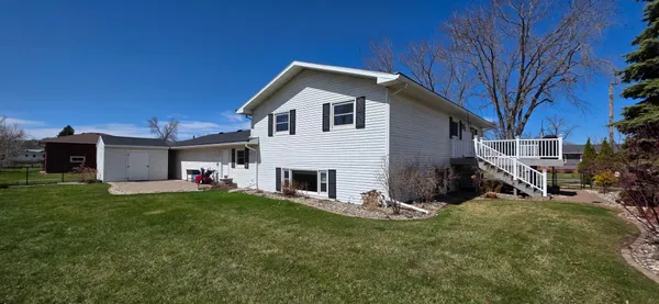 $349,900 | 925 Riverview Drive, Valley City, ND 58072