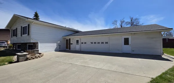 $349,900 | 925 Riverview Drive, Valley City, ND 58072