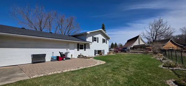 $349,900 | 925 Riverview Drive, Valley City, ND 58072