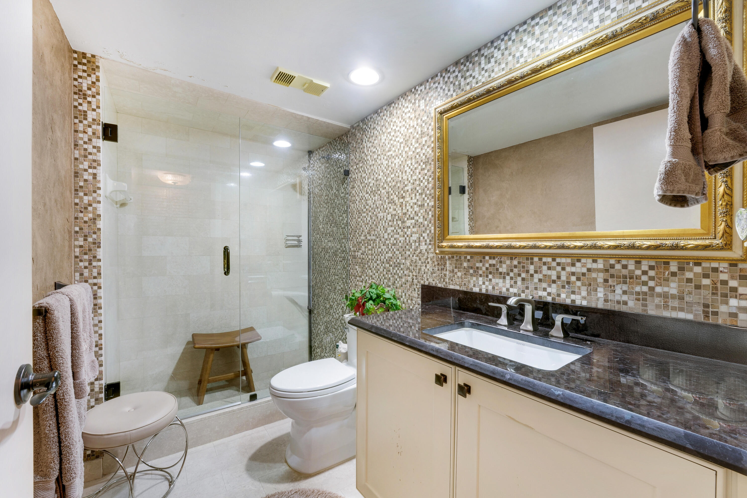 7567 Imperial Drive, Unit 402 Boca Raton, FL 33433 - Photo 22 of 39 Guest Bathroom