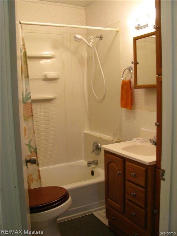 166 West Erie Road Temperance, MI 48182 - Photo 14 of 25 main bath.JPG