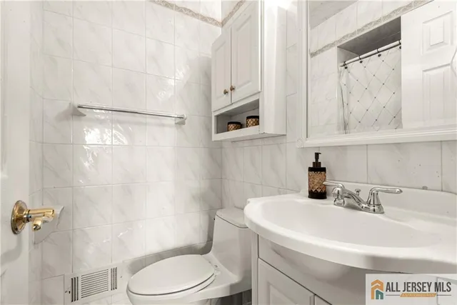 $925,000 | 6 Surrey Drive, Old Bridge, NJ 08857