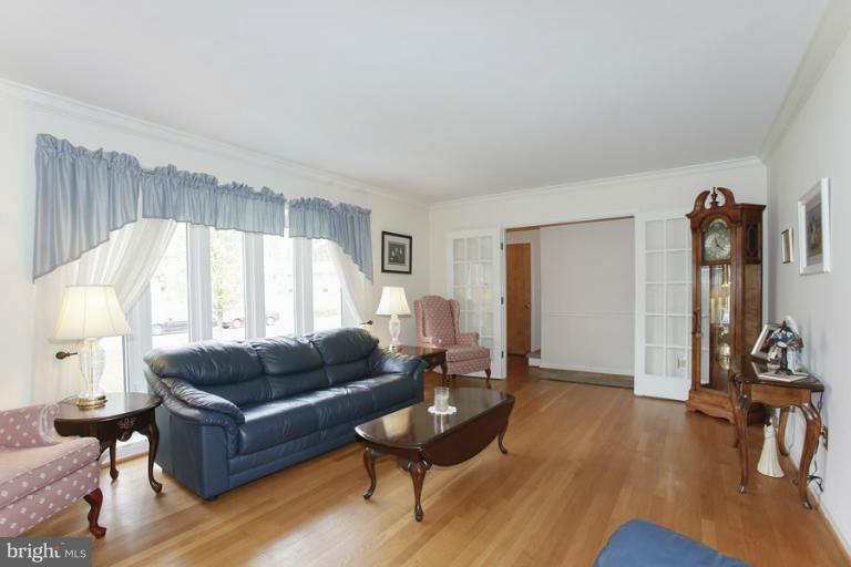11503 Nairn Road Silver Spring, MD 20902 - Photo 5 of 24 Living Room