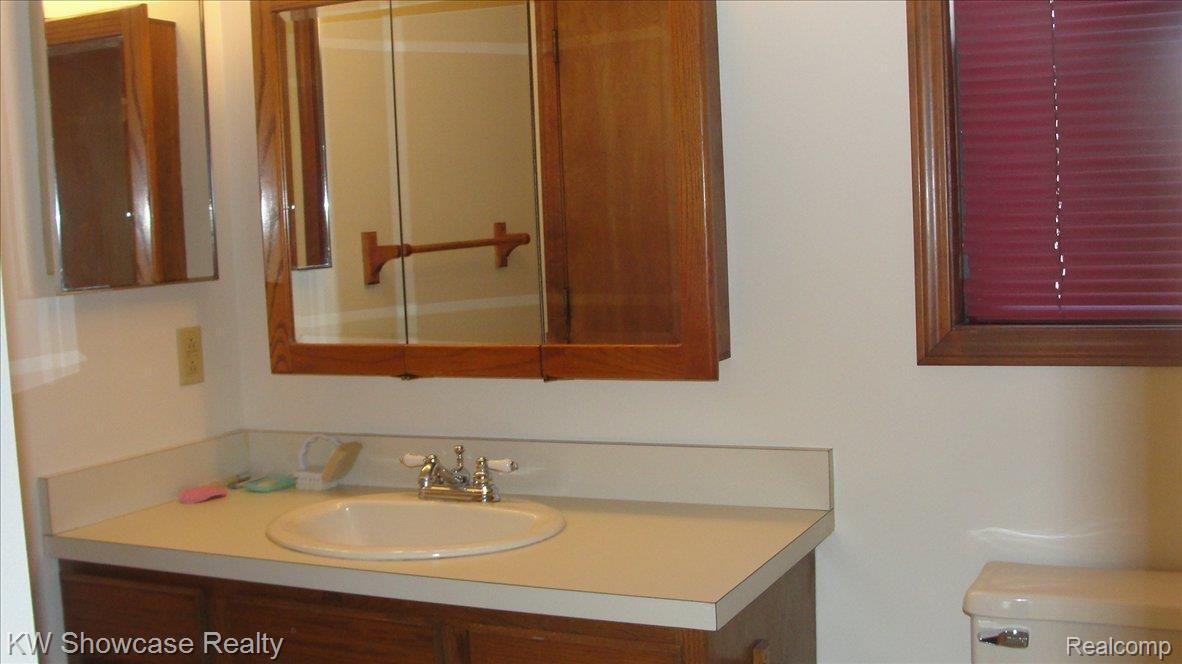 4154 Crocus Road Waterford, MI 48328 - Photo 9 of 18 Main Bath