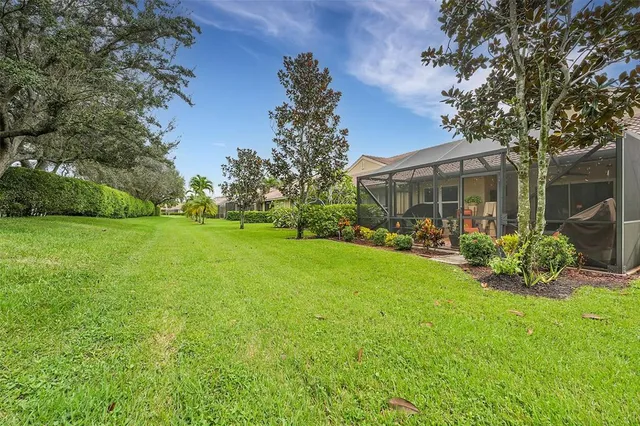 a view of a house with backyard and garden