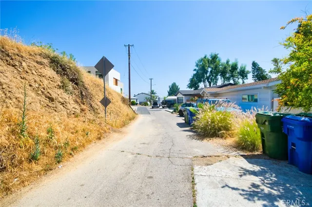 a view of a pathway with a yard