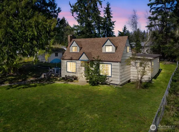 a view of a house with a yard