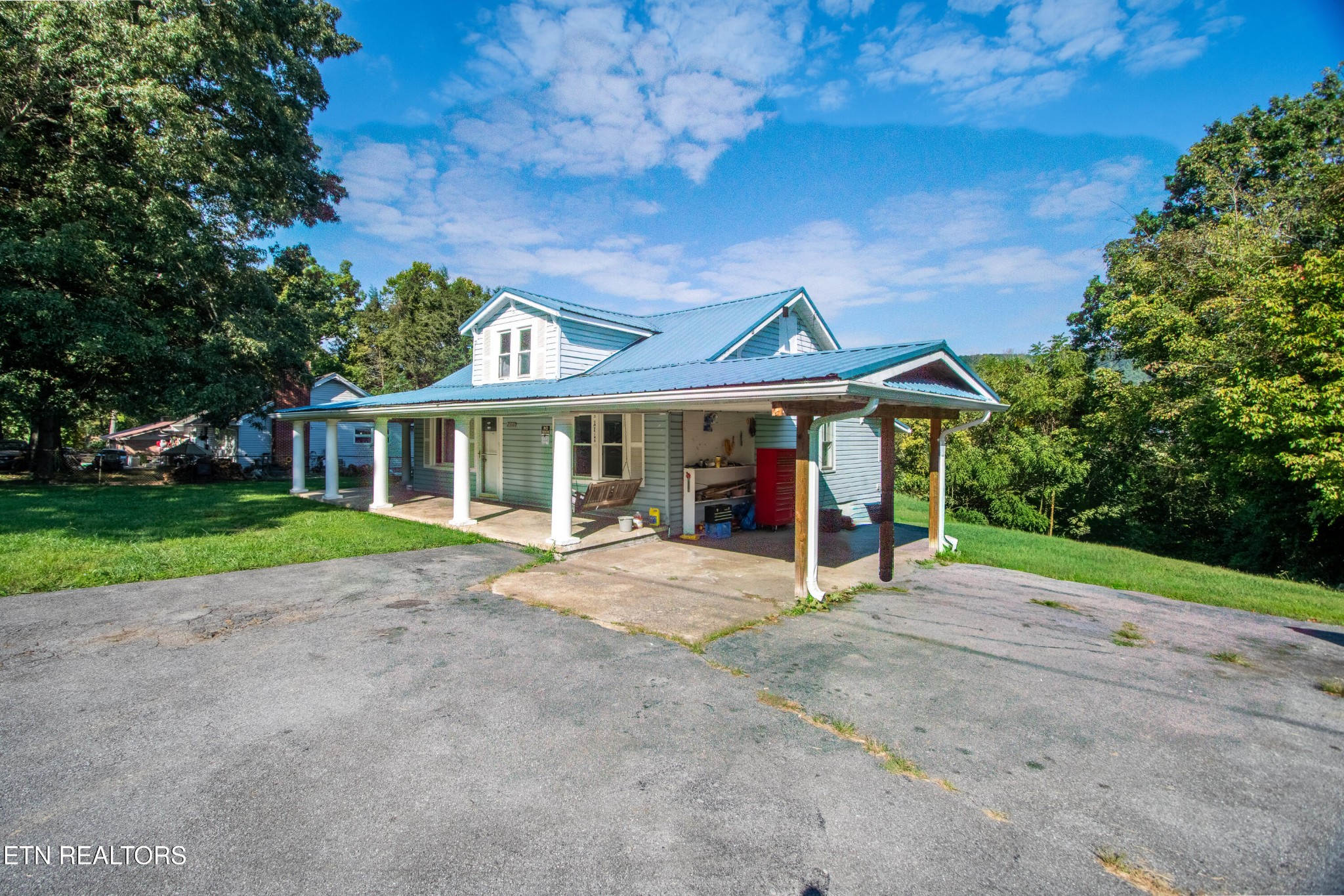2316 Reservoir Road Kingsport, TN 37660 - Photo 3 of 22 a front view of a house with garden