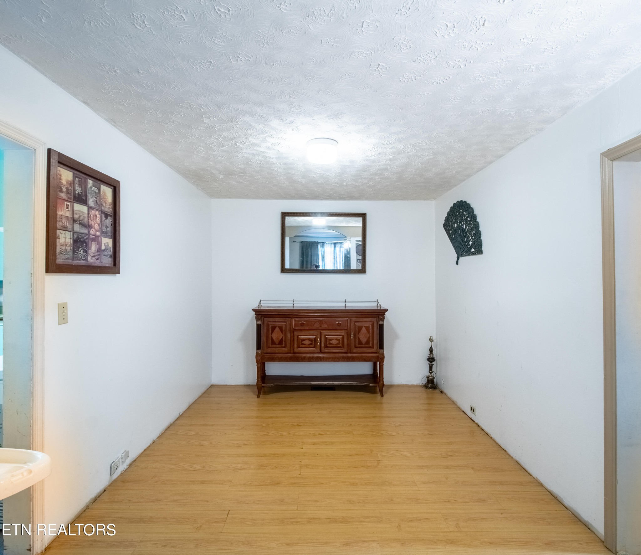 2316 Reservoir Road Kingsport, TN 37660 - Photo 5 of 22 an empty room with windows