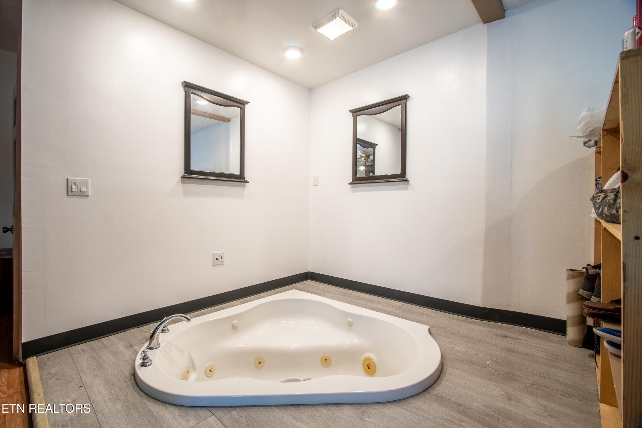 2316 Reservoir Road Kingsport, TN 37660 - Photo 10 of 22 a view of small space with wooden floor