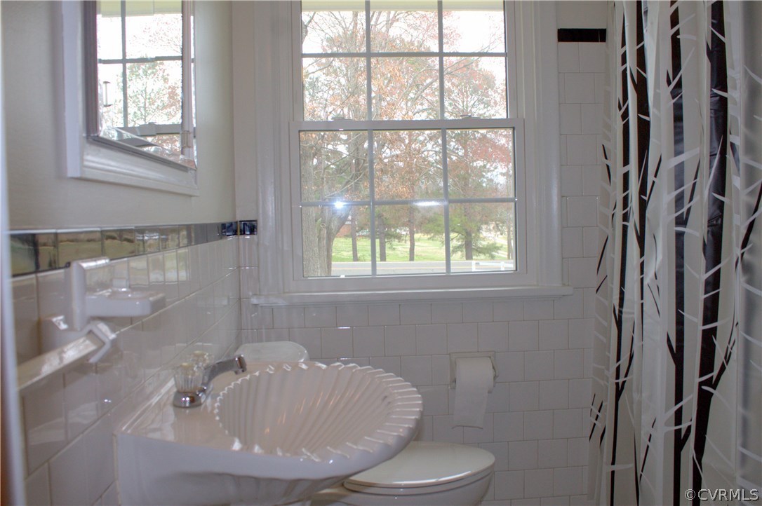 6172 La France Road Sandston, VA 23150 - Photo 8 of 12 Hall bath