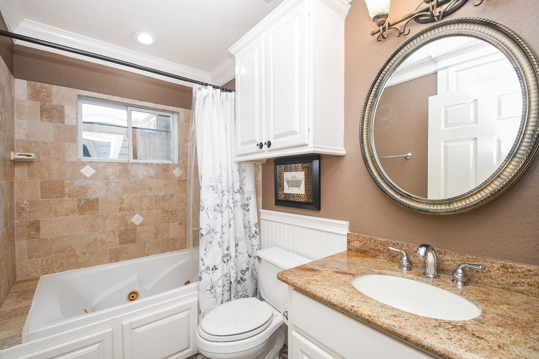 614 West 28th Street Houston, TX 77008 - Photo 24 of 25 First floor full bath with jet tub and shower combo and granite counter top!