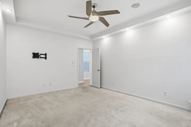 en empty room with ceiling fan