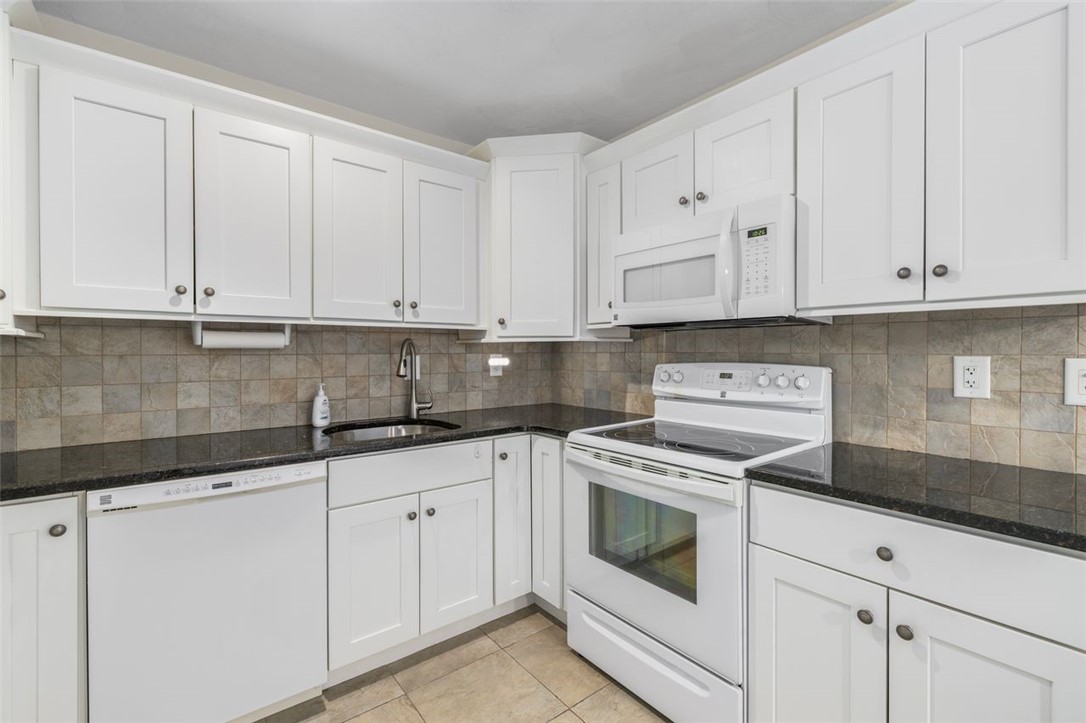 122 Edaville Court Warwick, RI 02886 - Photo 10 of 49